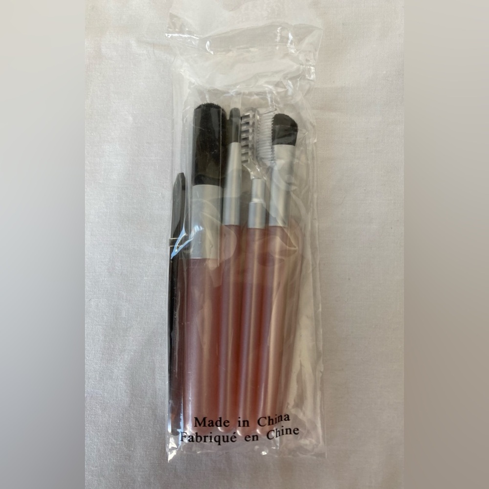 New Mary Kay Fix Kit 7 Piece W/ Zip Pouch Tweezers Brushes Sharpener Etc - Picture 4 of 10
